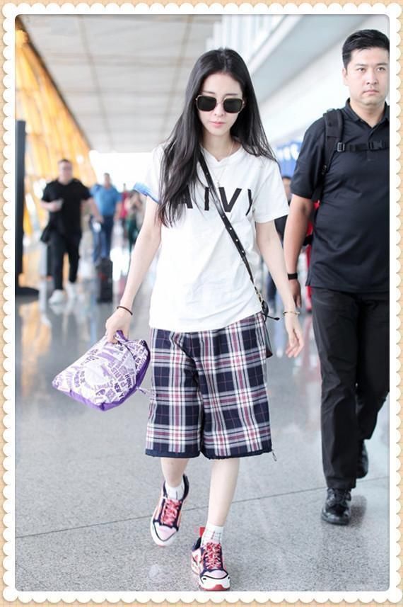没有孙怡的气质真别穿格子短裤,像张碧晨这样穿成壮汉就尴尬了!
