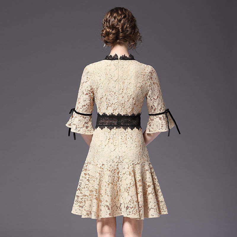 上身效果非常完美的蕾丝连衣裙，做工精致，特有女人味