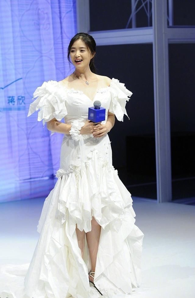 蒋欣终于找到了小伙伴，乐基儿满身赘肉，却穿的很迷人!