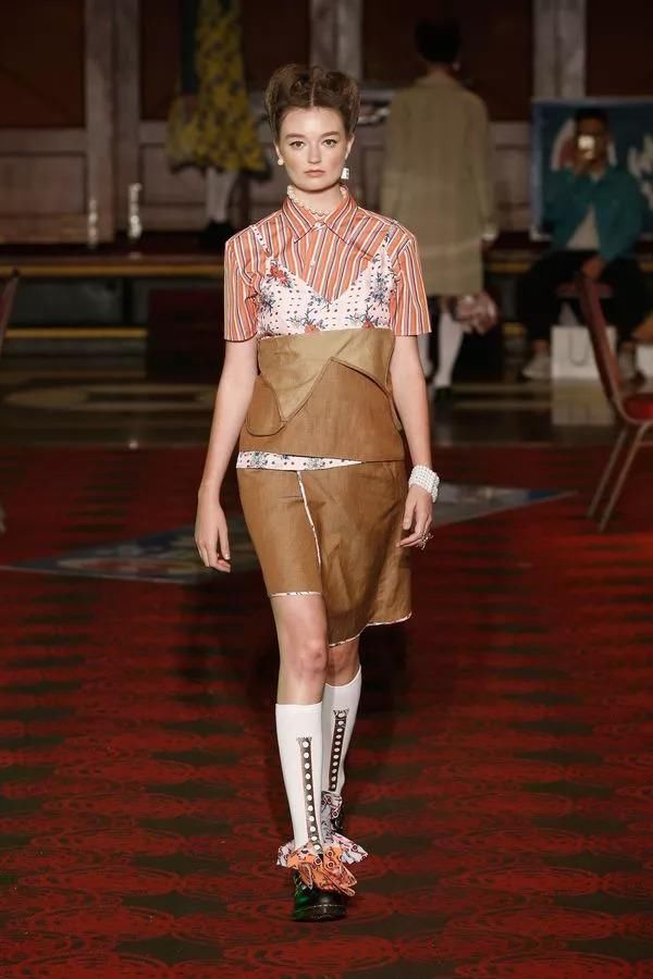 在唐人街的中餐馆打麻将，中式旗袍和解构西装完美结合，打造最中