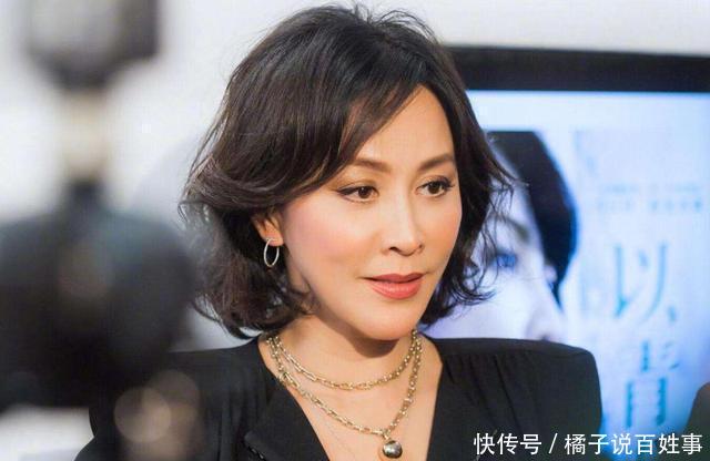  白发明显：50岁以上的女人尽量不要留长发，选择短发更好，主要是因为这3点