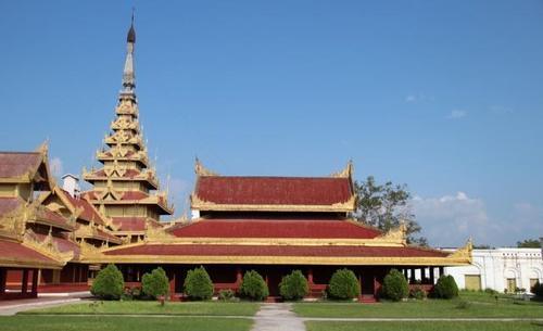 亚洲这座宫殿规模比故宫还大，仅护城河就有60米宽，就在中国隔壁