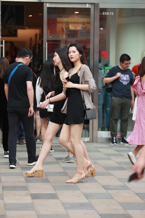 姐妹花出游，一双美腿分外抢镜