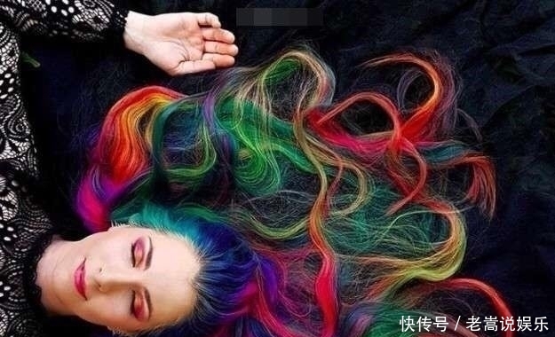 #居然#她一辈子没剪过头发,一直染发,解开头发后居然变成了这样