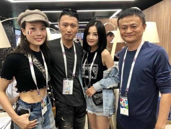 马云赏脸与阿Sa祖儿合影，她们两个却都往谢霆锋这边靠?