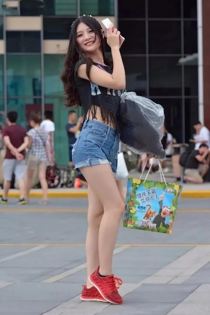 甜美小姐姐超短裤真的很好看，身材很好，十分迷人。