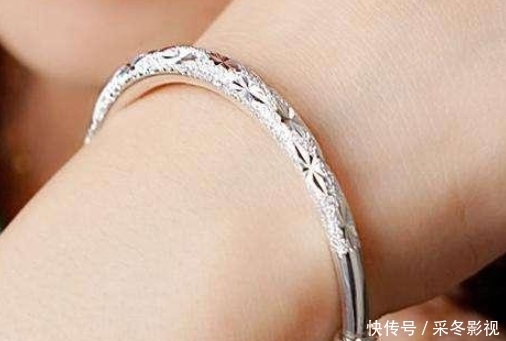 右手@银手镯戴左手好还是右手好?其中大有讲究,别再不当回事