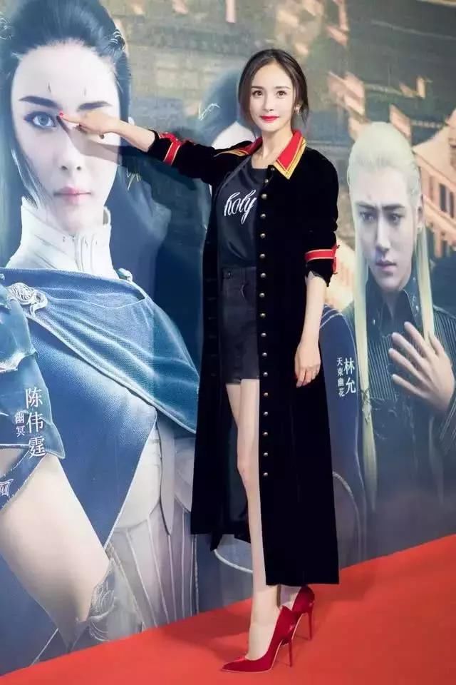 杨幂这高腰短裤太紧吧，满屏都是大长腿，网友：红色高跟鞋才是亮