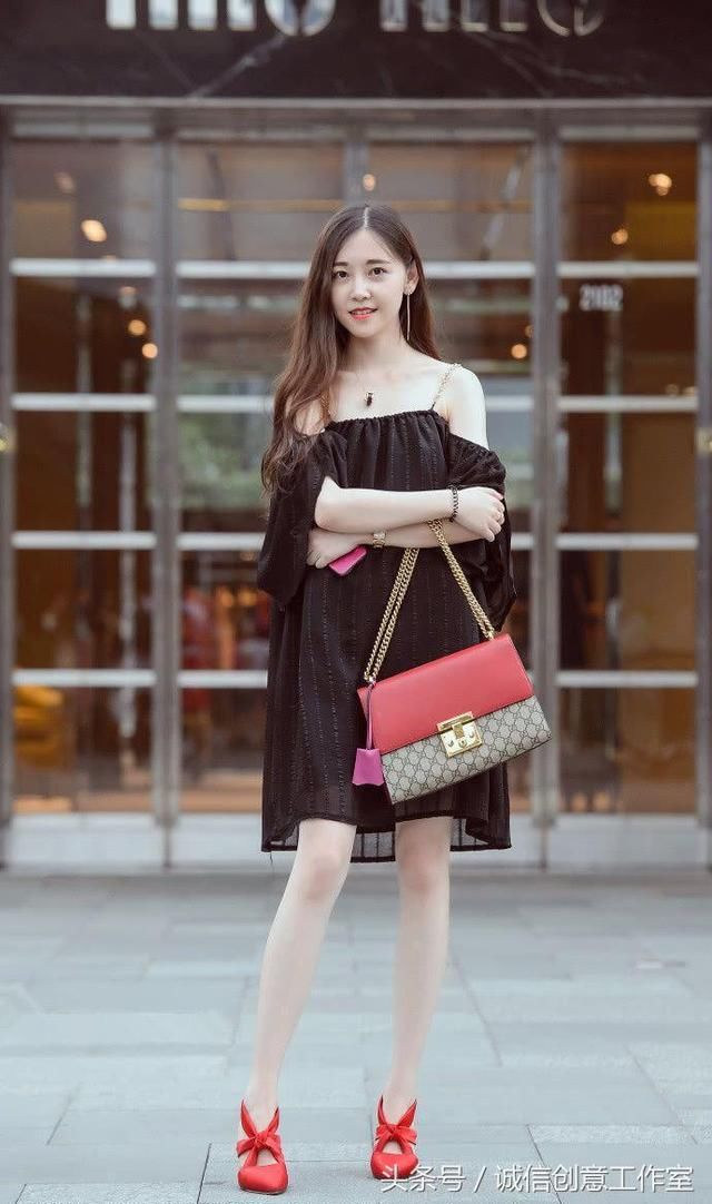 街拍：紧身裙美女靓丽十足，奢华精致，带来几分甜美的性感！