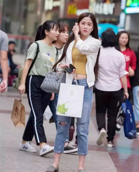 『小美女』街拍:清纯小美女身材出众,黑色连衣裙搭配白色运动鞋,御姐范十足