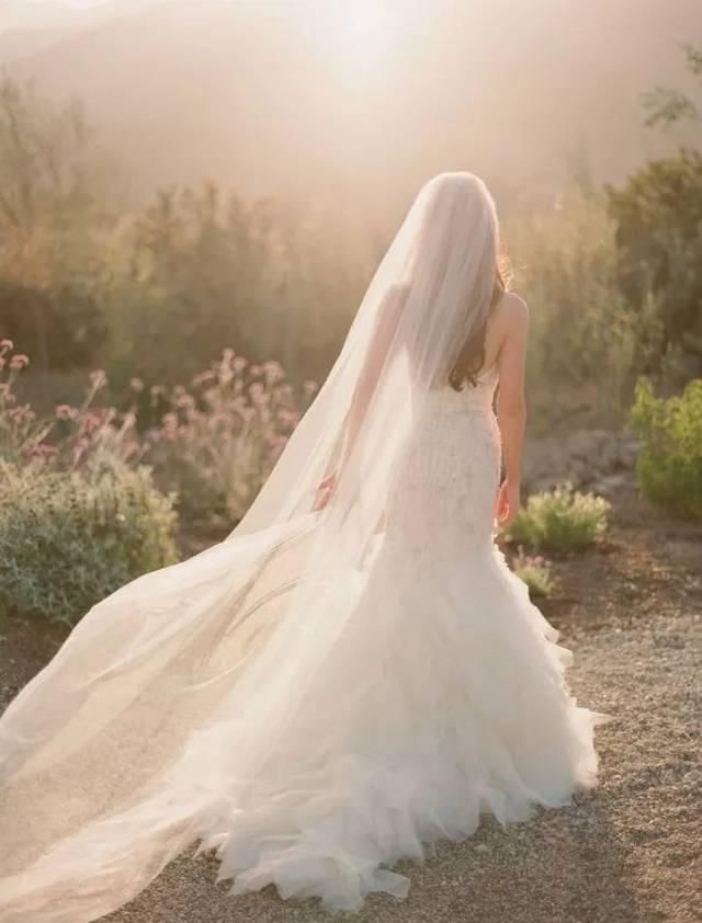  『婚纱』选完婚纱还有头纱，选对头纱，拥有你的超甜头纱吻