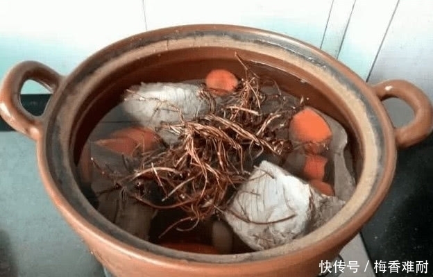  「小伙」农村小伙上山挖土茯苓，一天挖20斤日收入600元，其价值