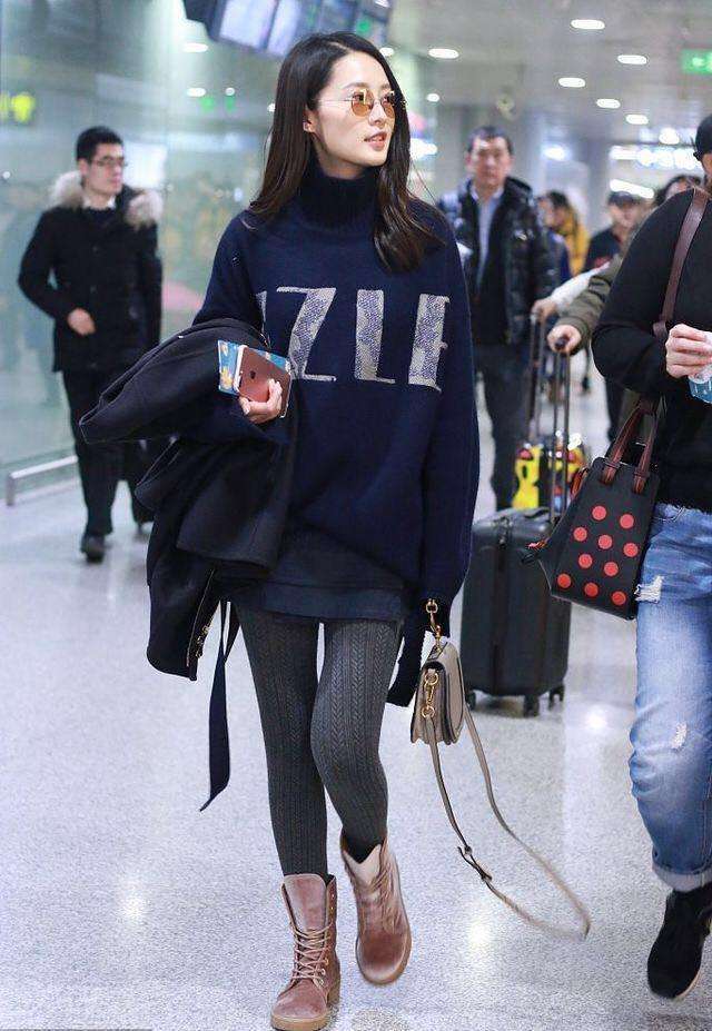 27岁李沁现身机场, 网友: 这么丑的打底裤也只有你能hold住了!