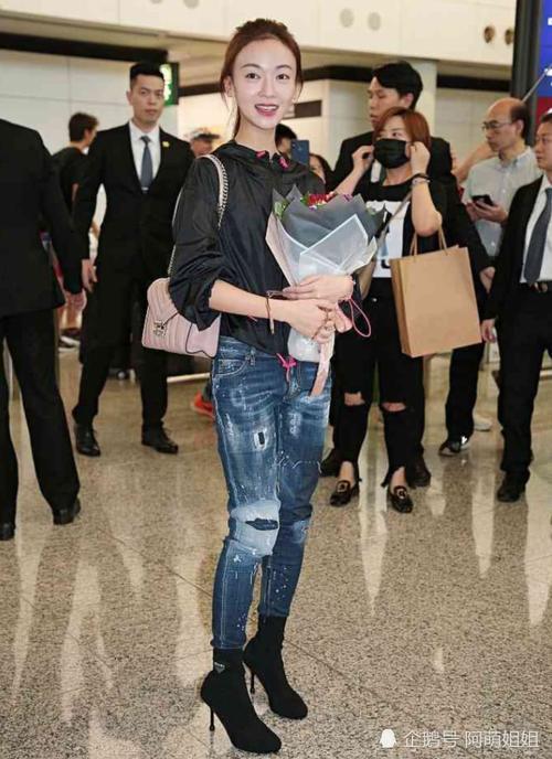 吴谨言搭配绝了，冲锋衣＋高跟鞋超尴尬，两根“钉子”不怕戳破鞋