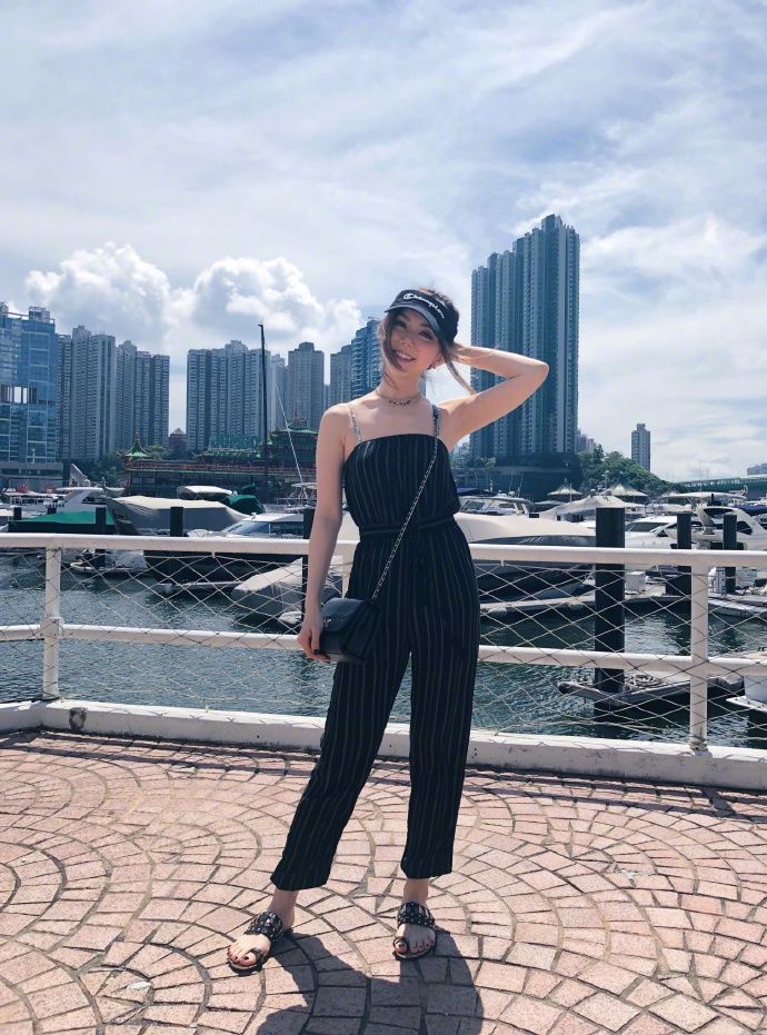 邓紫棋带妈妈出海游玩亲密似姐妹，大秀小蛮腰羡煞旁人!