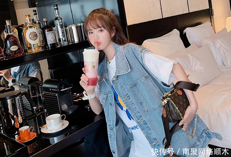  「面搭配一」可盐可甜的无袖背心外套，如果衣柜里没有的话，好遗憾呀
