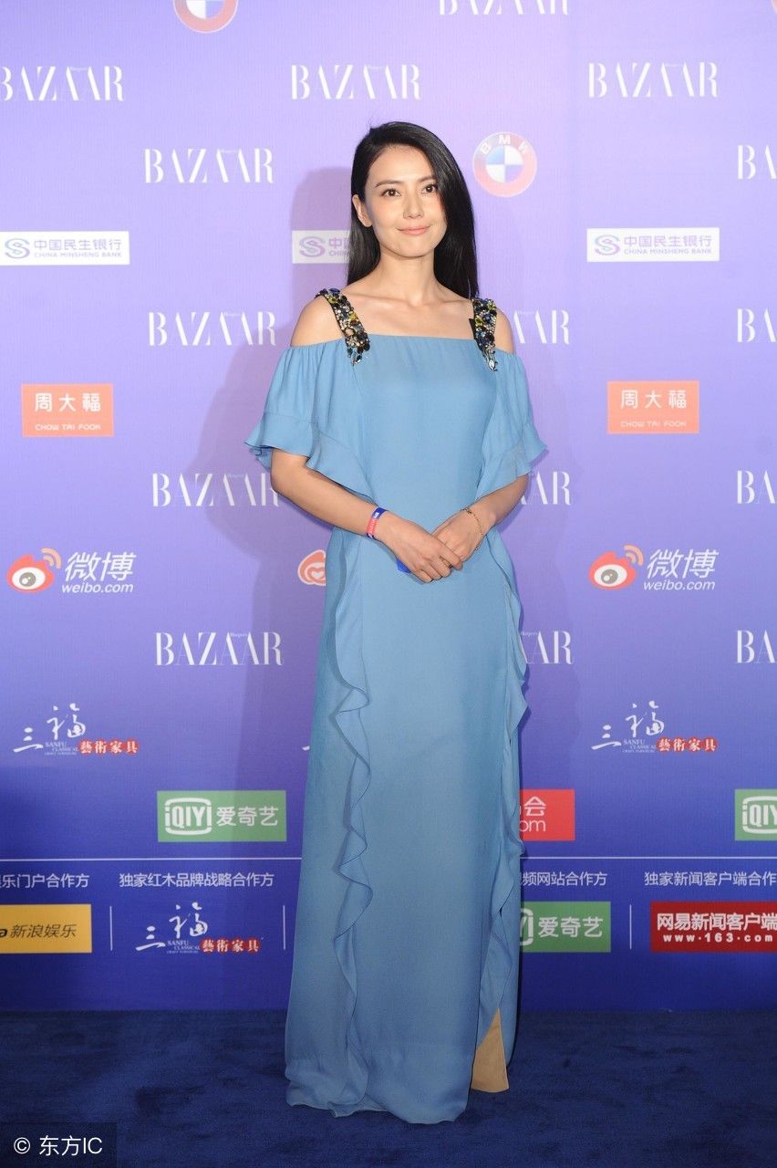 高圆圆，没有黑肩带，这条裙子就是美美的标准一字肩长裙!