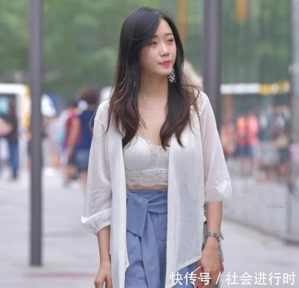 大街上偶遇一位小姐姐穿“这样”的衣服逛街，是我不懂时尚吗？