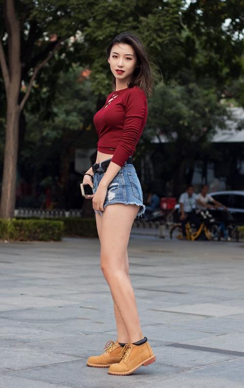 街拍：牛仔热裤太百搭了，这么高的女生穿起来更显身材美感