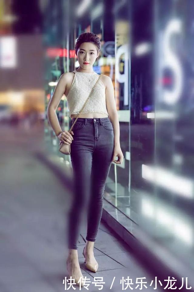  『深蓝色』街拍：小姐姐深蓝色牛仔裤搭配一双高跟鞋，打造不一样的迷人气质