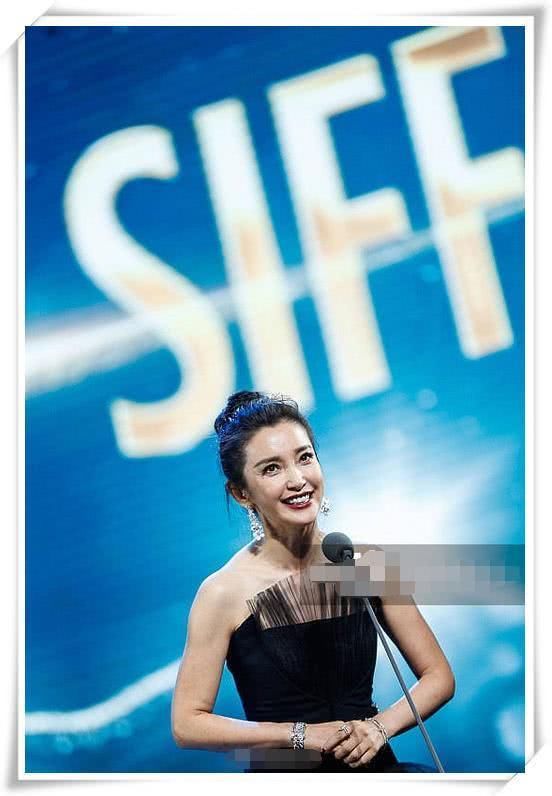 当45岁李冰冰遇上47岁俞飞鸿，这就是自然老去和保养过度的差距！