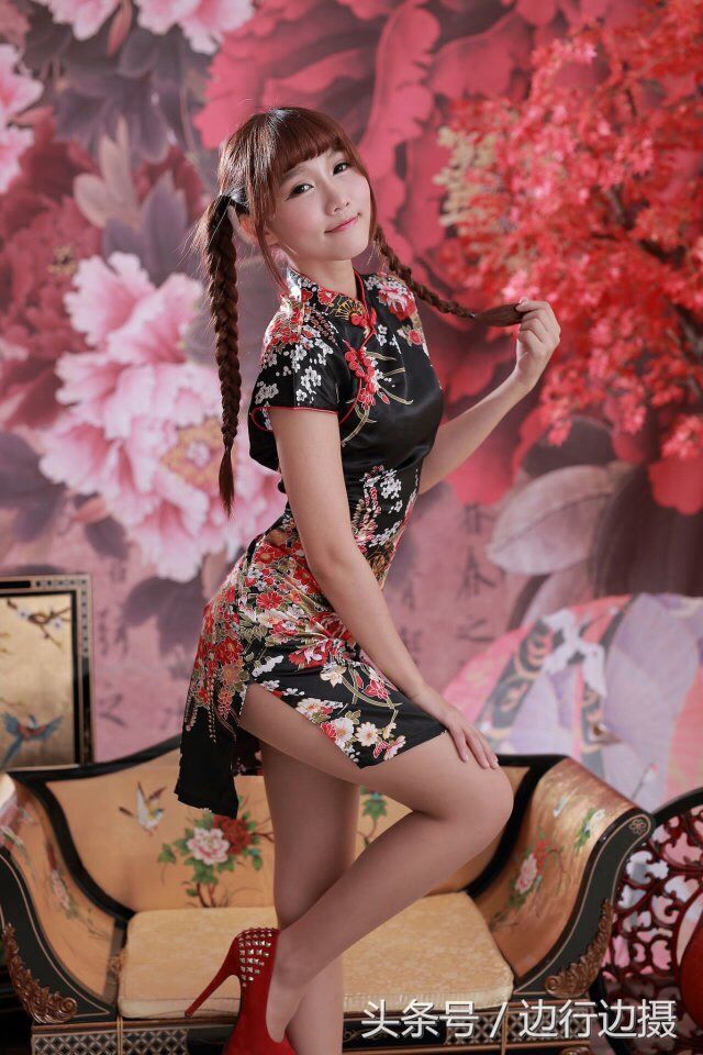 古典旗袍装美女爱露大长腿