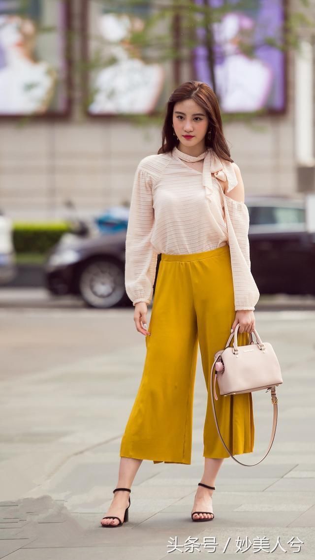 街拍：在这缤纷的夏季，长腿美女自带迷人气息！