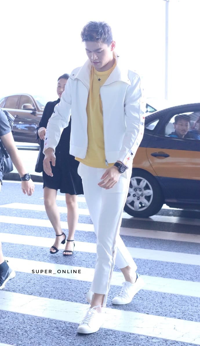 孙杨身材绝了！简单的基本款竟穿出时髦感，网友：不愧是世界冠军