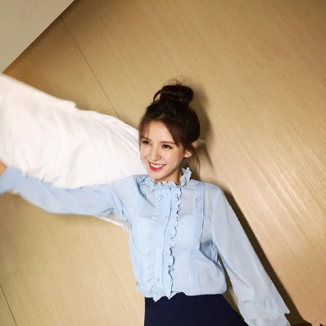 张予曦街拍帅酷超过男友，侧脸杀A4腰算什么，她一笑感觉恋爱了