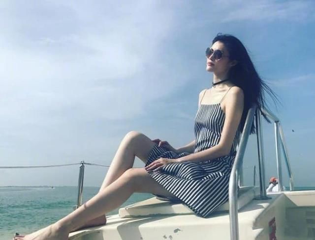 何穗穿渐变色抹胸裙，皮肤白到反光，网友：这气质简直了！