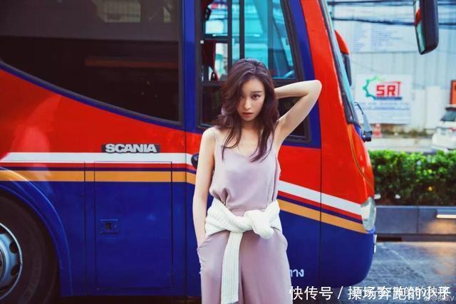  [肩膀上]一件针织开衫，3种穿法get未来60天的温柔感，可上班、可休闲