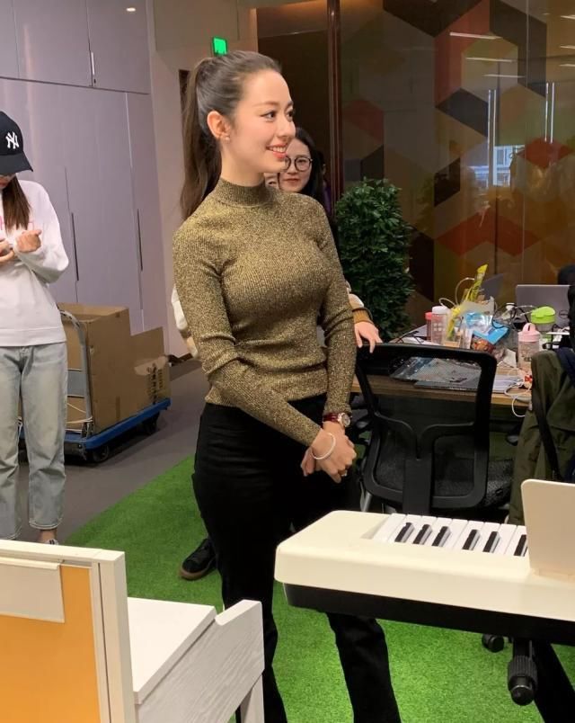  【不满】吉娜独自走机场真抗冻，58cm小蛮腰穿不满紧身针织衫，侧面绝美