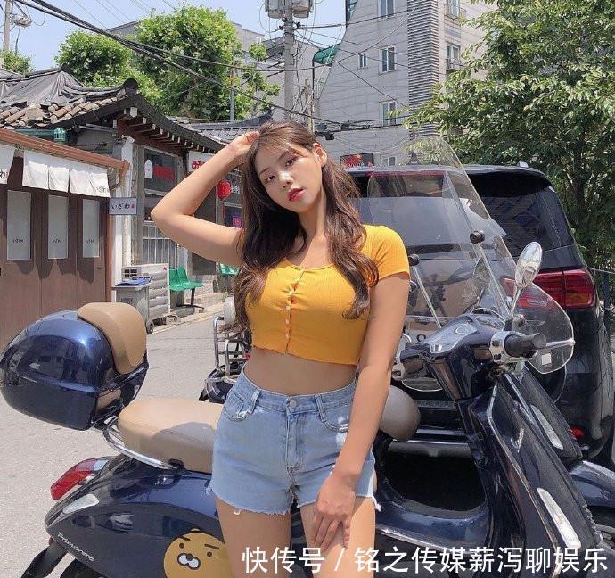  「美女」街拍美女：时髦靓丽的牛仔裙，身材曼妙，尽显小姐姐柔美气息！