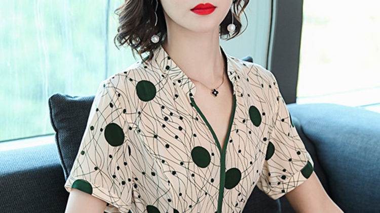 这连衣裙的确有点贵，但不得不说:真洋气!四五十岁女人穿美爆了