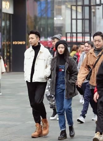  「营造」路人街拍，清新淡雅的蕾丝连衣裙，营造小姐姐浪漫唯美的魅力