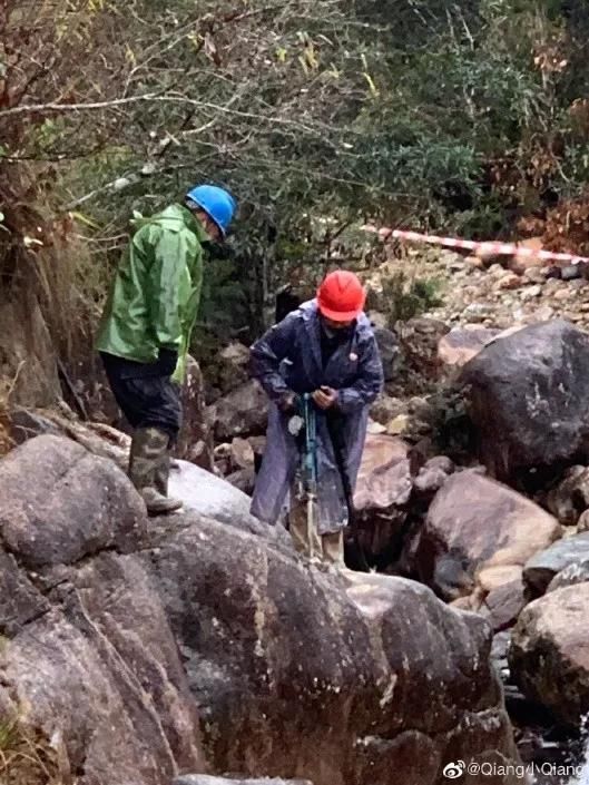  「施工便道」农夫山泉被指“大自然的拆迁队”，这瓶水，变得再