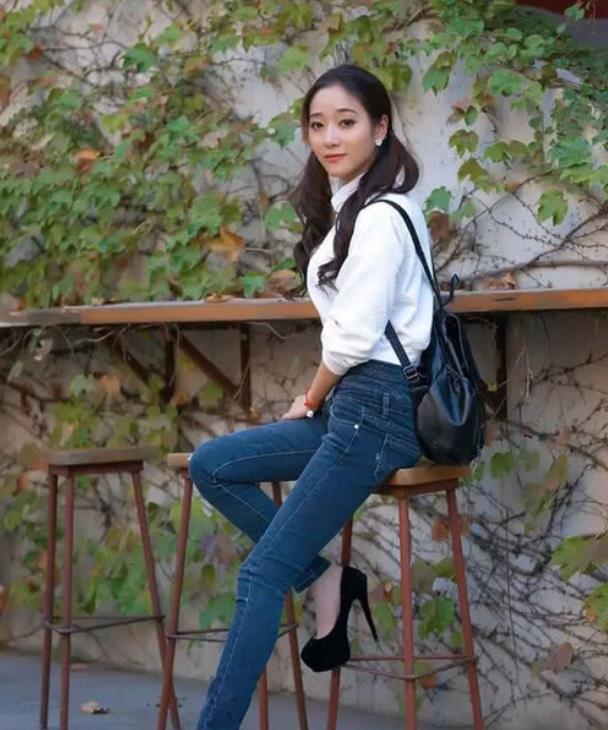 气质|街拍：窈窕淑女的美女，一条一字肩连衣裙，优雅气质迷人