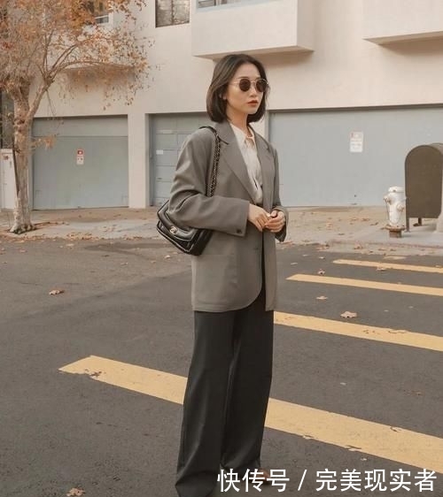 『男友』别再穿小黑裤了 !2020“ 男友裤 ”搭配火了,巨显瘦!