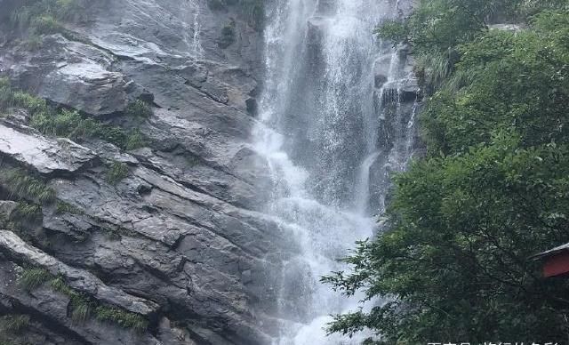 国内这个景区令网友们气愤，中国人收门票，日本人等外国人免费！