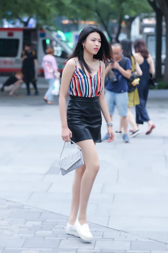 你最爱的街拍：气质美女身穿包臀裙秀大腿，网友：这不仅仅是性感