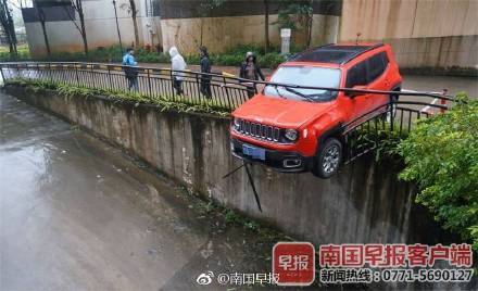 南宁一吉普车自宣“不是普通的吉普”，结果在小区“跳崖”了