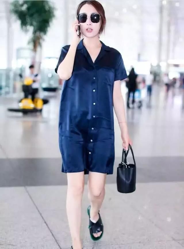 马苏越来越任性了，穿着睡裙现身机场，低头一看还穿了拖鞋