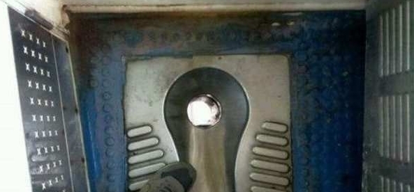  「粪便」为啥火车厕所的粪便是排到铁轨上呢？不会觉得脏吗？看