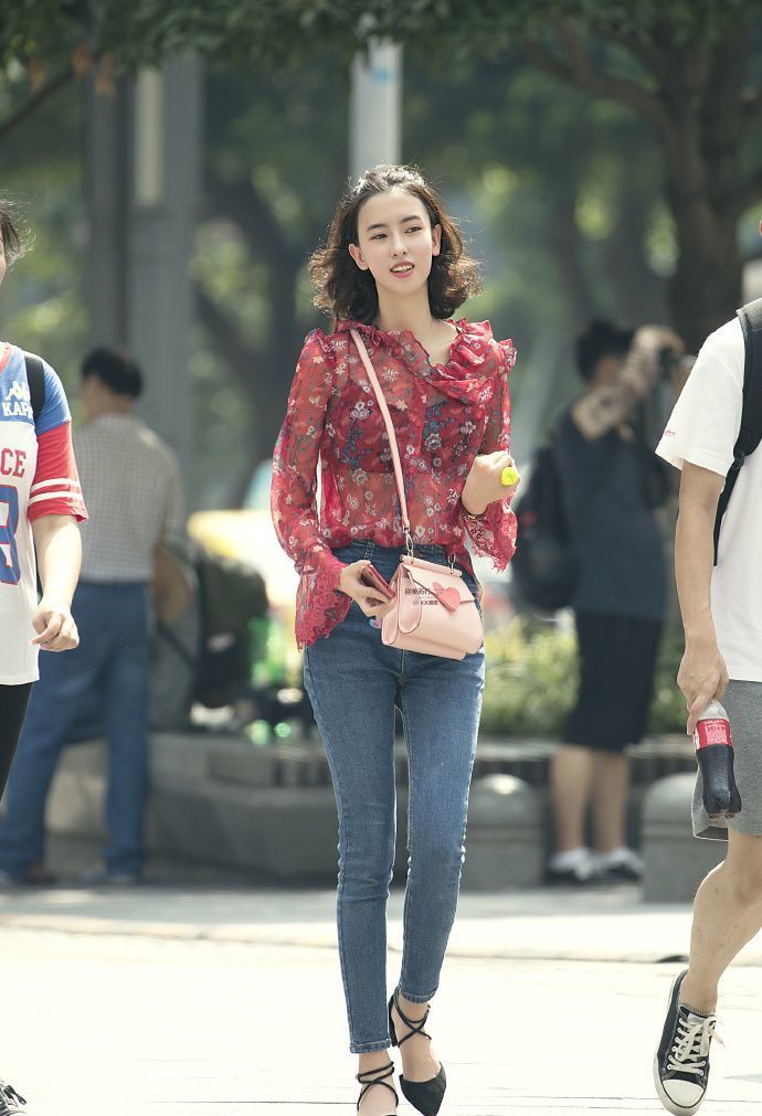 『美女』街拍:美女一身时尚穿搭让人眼前一亮,精致五官非常美呢