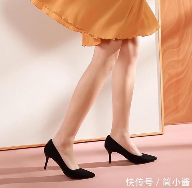 尖头的高跟鞋惊艳全场，散发出浓浓女人味