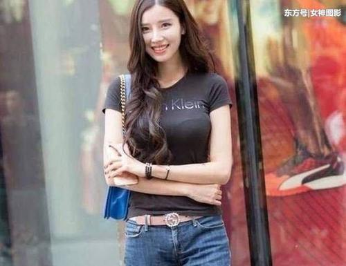 时尚街拍：穿牛仔热裤的美女，清纯又性感！