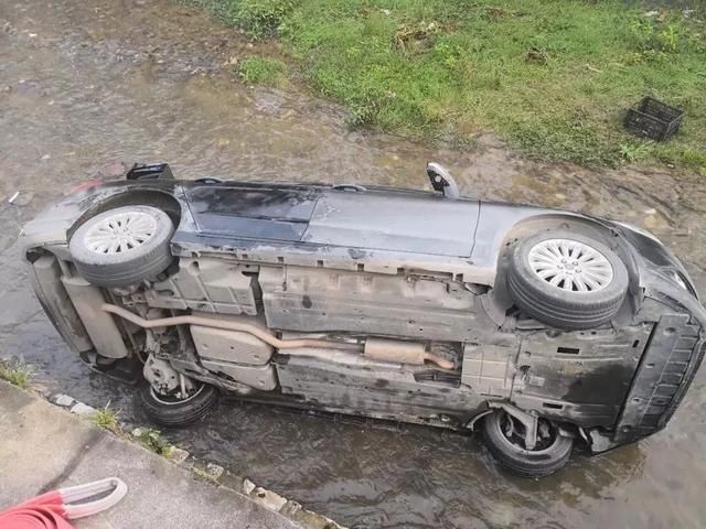  跟着：被坑惨！大清早司机跟着导航开车被带进河里...