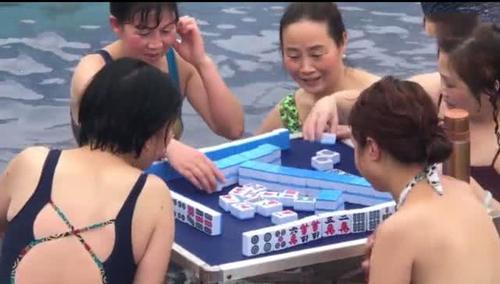 有什么能阻止重庆人打麻将？冬天穿泳衣打麻将，网友：不冷吗？
