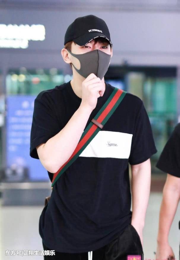邓伦真搞笑!换一件衣服又来走机场，网友:1000块可不能白花