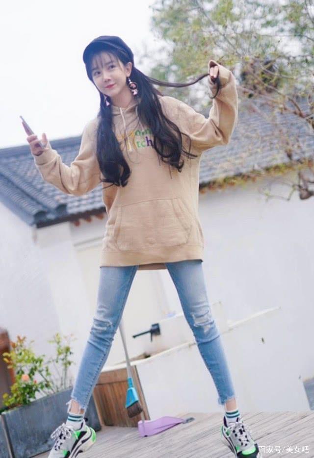 「 陈小纭」今30岁活出自己辨识度,身材也极好!,她被赵薇规劝整形别整太像